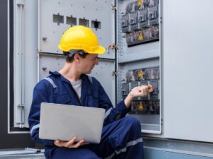 Field service worker using Resco mobile solutions.