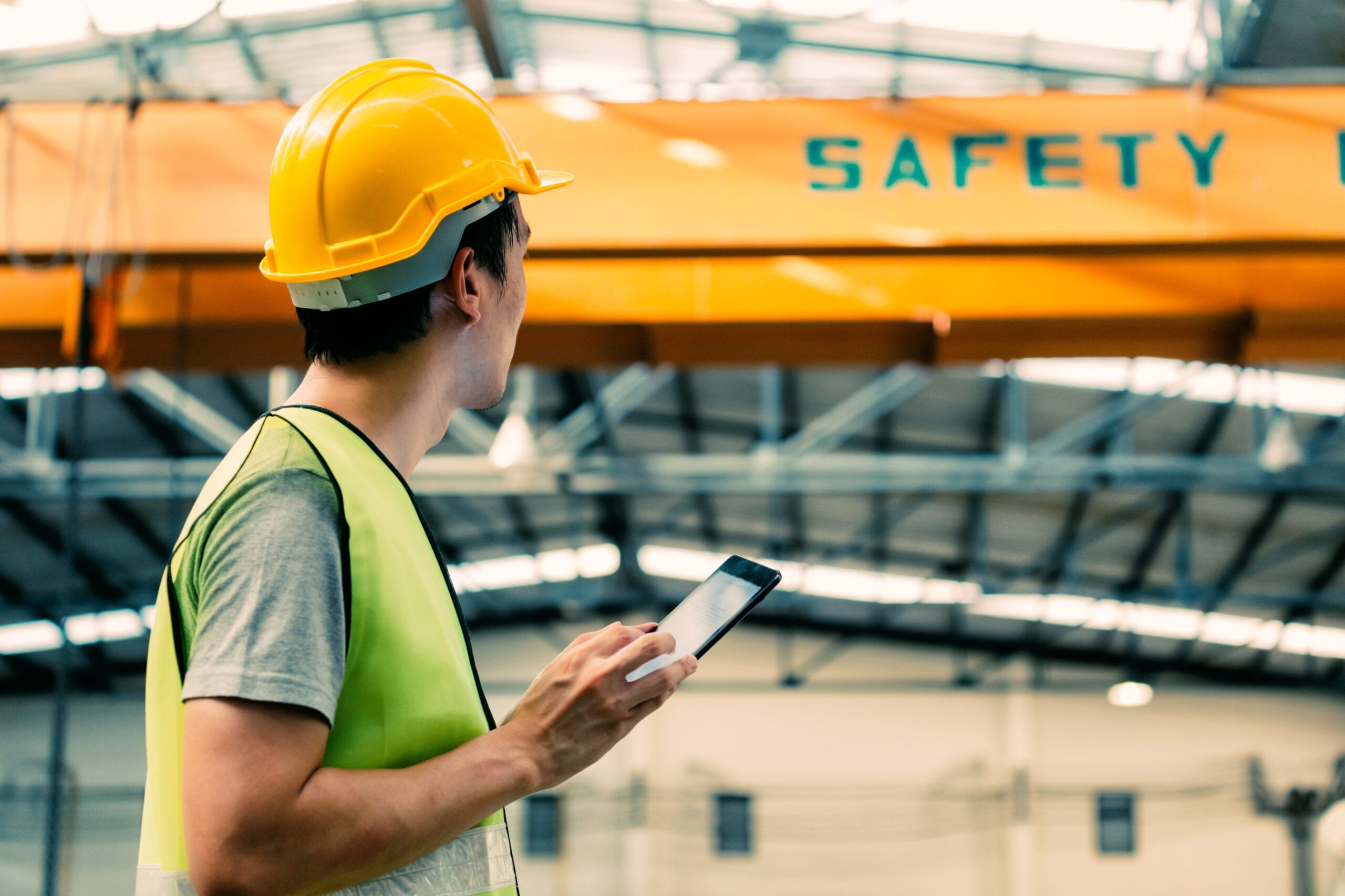 Een technicus in de industriehal met een tablet