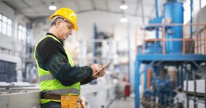 technician using Resco Docs+
